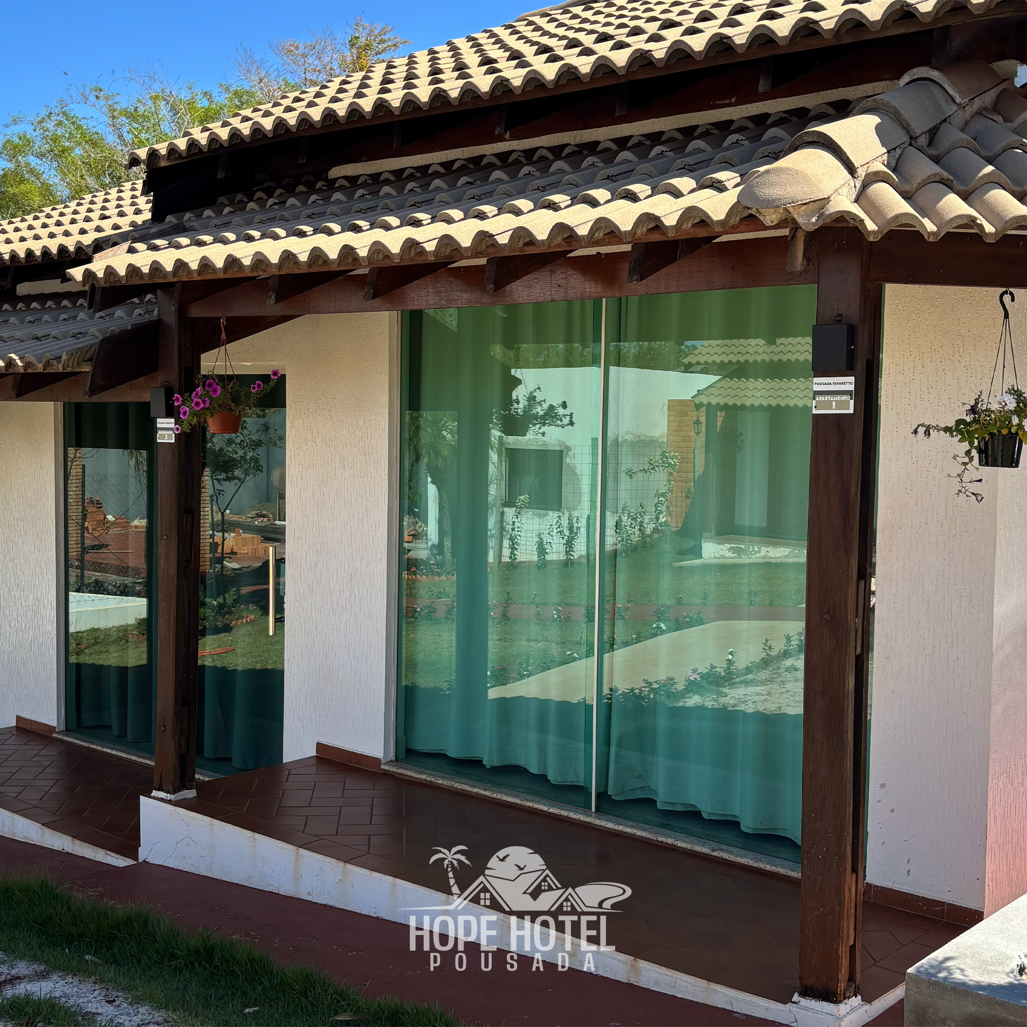 Imagem principal do quarto com duas camas de solteiro e ar condicionado.